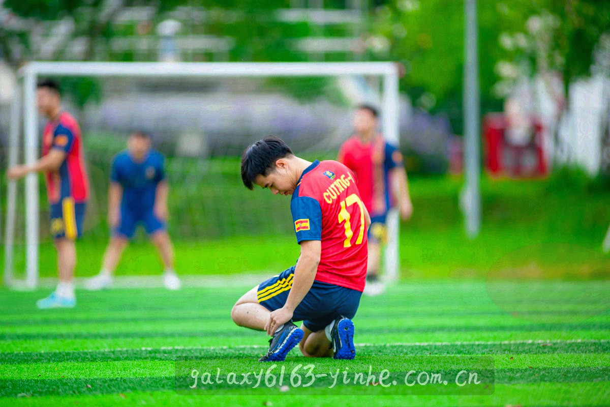 由多条同心轨道与节点组成的抽象星轨时间线，节点以暖金与青蓝光点标记